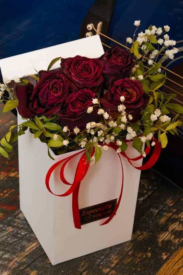 red roses as a gift